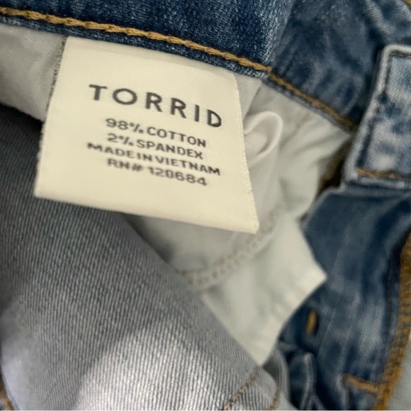 TORRID Crop Boyfriend Jean - Vintage Stretch Light Wash Size 12 Lace Underlay - Picture 13 of 13